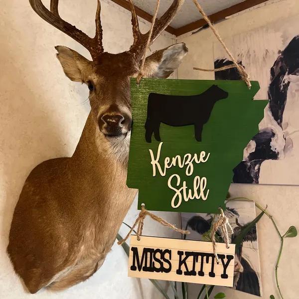 Arkansas Stall Sign – State Shaped Livestock Tag for 4H & FFA – Custom Barn Sign for Steer, Pig, Goat, Lamb, Turkey, Dairy Goat